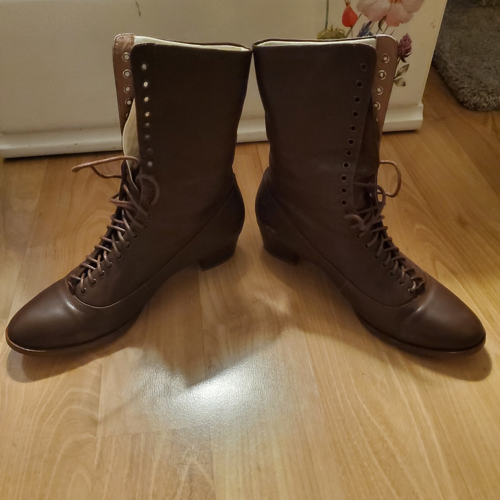Brown Lace-Up Leather Boots with Classic Design - Picture 5 of 6